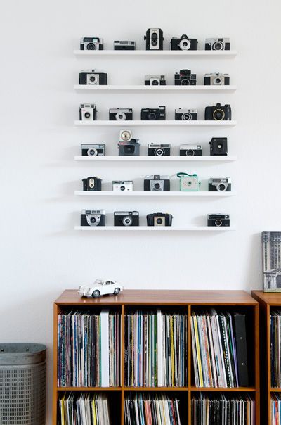 Camera Shelves, Ruangan Studio, Fotocamere Vintage, Photo Ledge, Koti Diy, Decor Ikea, Retro Room, Vintage Radio, Retro Home Decor