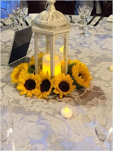 Sunflower Decoration Ideas for Summer Weddings Sunflower Wedding Centerpieces, Cheap Wedding Table Centerpieces, Centerpieces Rustic, Wedding Lantern, Sunflower Wedding Decorations, Lantern Centerpiece, Rustic Sunflower Wedding, Lantern Centerpiece Wedding, Sunflower Centerpieces