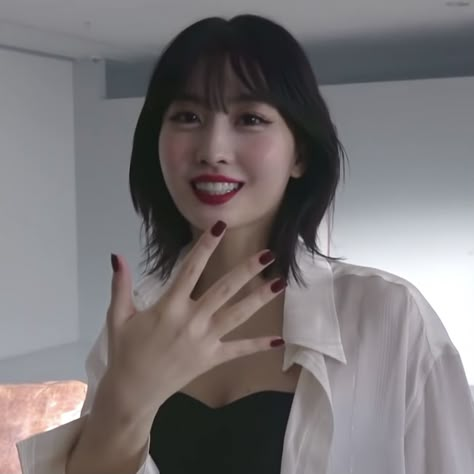 World Hair, Bob Hairstyles With Bangs, Momo Twice, Hair Icon, Shot Hair Styles, Haircuts Straight Hair, Set Style, Curly Bob Hairstyles, Laugh Out Loud