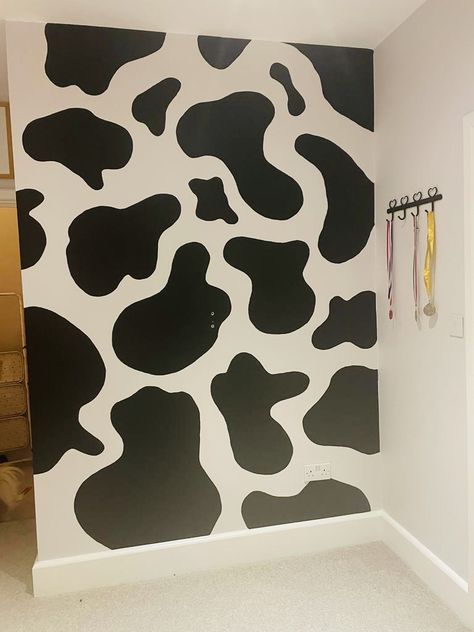 Cow Print Accent Wall Bedroom, Cow Print Accent Wall, Western Wall Painting Ideas, Cowprint Walls, Cow Room Ideas, Diy Accent Wall Paint, Cow Bedroom, Cow Room, Cow Print Wall