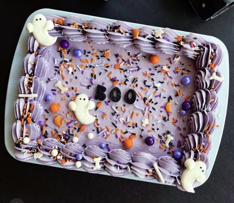 Halloween Cake Rectangle, Sheet Cake Halloween Designs, Rectangle Halloween Cakes, Pastel Halloween Party Cake, Halloween Sheet Cake Ideas, Halloween Sheet Cake, Horror Food, Pastel Spooky, Pastel Rectangular