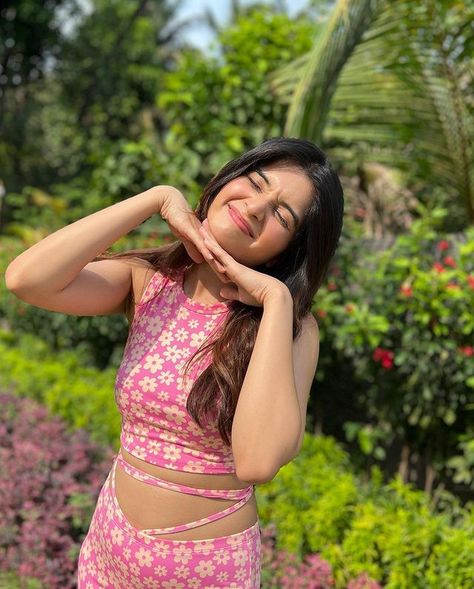 Bhavika Sharma, Best Poses For Men, Photography Poses Women, Stylish Dress Book, Girls Dp, Indian Fashion Dresses, Poses For Men, Stylish Girl, Photoshoot Poses