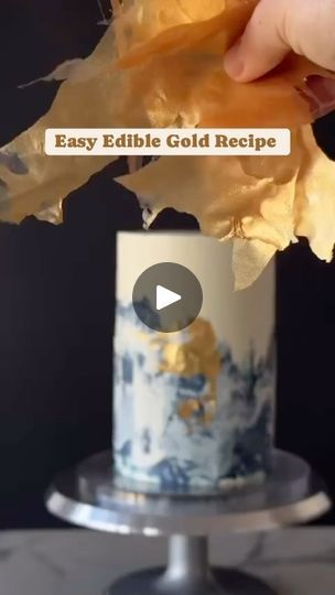 Edible Gold Dust, Dust Spray, Gold Cake Decorations, Gold Luster Dust, How To Cake, Cake Branding, Chocolate Fudge Frosting, Cake Hacks, Wafer Paper Cake