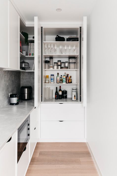 Butler’s pantry Modern Butlers Pantry Ideas Layout, Butlers Pantry Modern, Kitchen Butlers Pantry Layout, Black And White Butlers Pantry, Small Butler Pantry, Minimalist Butlers Pantry, Mini Butlers Pantry, Modern Butlers Pantry Sink, Butler’s Pantry Layout