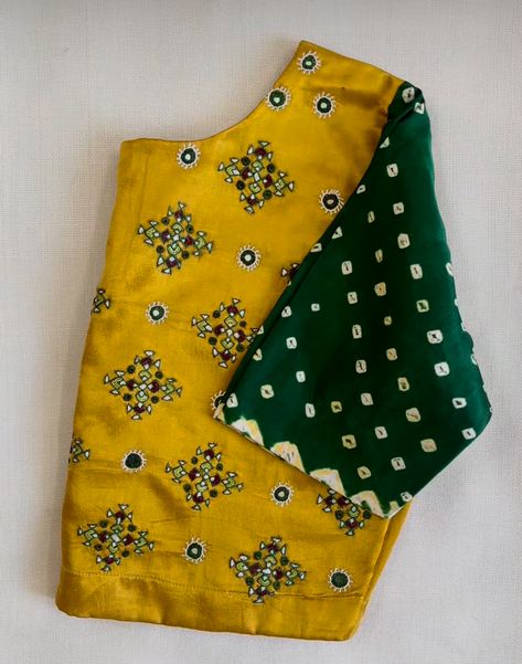 Kediya Style Blouse, Bandhni Blouse Designs Latest, Embroidered Blouses, Kurti Embroidery, Kutch Work Designs, New Saree Blouse Designs, Fashion Blouses, Fashionable Saree Blouse Designs, Blouse Embroidery