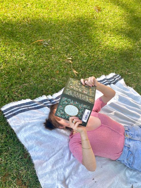 Reading Laying Down, Laying Down Reading Pose, Reading In A Park Aesthetic, Laying In The Grass Aesthetic, Gardening Pose, Reading In The Park, Photo Study, Spring Reading, Girl Reading Book