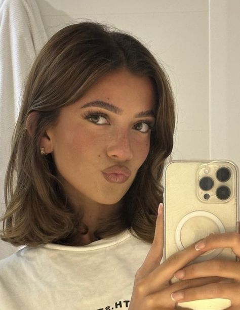 Short Hair Brown, Rambut Brunette, Brown Hair Inspo, Short Brown Hair, Hair Inspiration Short, Hair Stylies, Haircuts Straight Hair, Penteado Cabelo Curto, Short Hair Haircuts