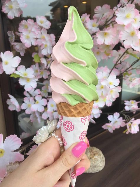 [I Ate] Matcha Green Tea and Cherry Blossoms Soft Serve Ice-Cream Macha Green, Ice Cream Aesthetic, Japan Green, Yummy Ice Cream, Serve Ice Cream, Cream Aesthetic, Soft Serve Ice Cream, Matcha Green, Ice Cream Shop