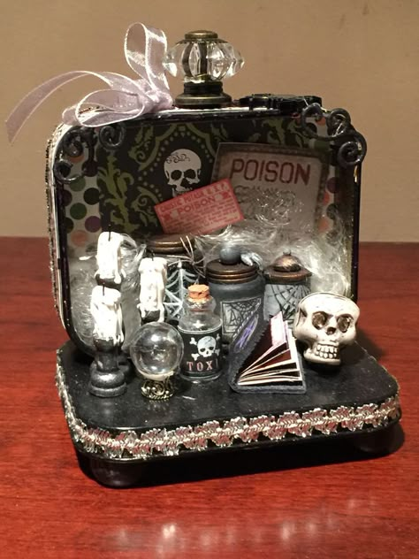 Altered Tins Ideas, Altoid Can Crafts, Altoid Tin Diorama, Halloween Shadow Box Ideas, Tin Box Crafts, Altoid Tin Ideas Miniatures, Altoids Tin Crafts, Altoids Box Ideas, Altoid Tin Art