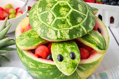 Turtle Watermelon Fruit Salad Desert Fruit, Fruit Salad Decoration, Watermelon Turtle, Watermelon Fruit Salad, Watermelon Basket, Dory Birthday Party, Finding Dory Birthday, Dory Birthday, Luau Food