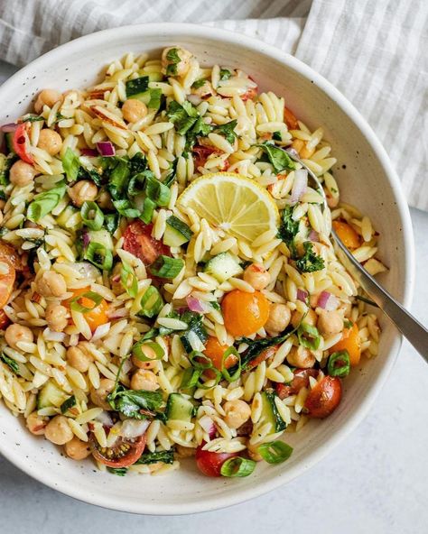 @livestrong_com on Instagram: “A colorful lemon orzo chickpea salad from @plantbasedrd to brighten your day ☀️⁠⁠ ⁠⁠ Repost from @plantbasedrd:⁠⁠ ⁠⁠ Orzo Salad:⁠⁠ 1 1/2…” Orzo Chickpea Salad, Orzo Chickpea, Garlic Dressing, Lemon Orzo, Salad Vegan, Orzo Salad, Chickpea Salad, Health Journey, Plant Based Eating