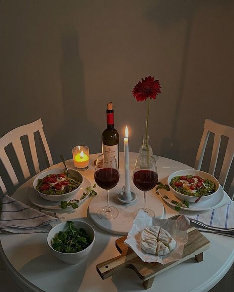 Romantic Dinner Tables, Dinner Date Aesthetic, Romantic Dinner Decoration, Romantic Date Night Ideas, Cute Date Ideas, Valentine Dinner, Dinner At Home, Dinner Decoration, Candle Light Dinner