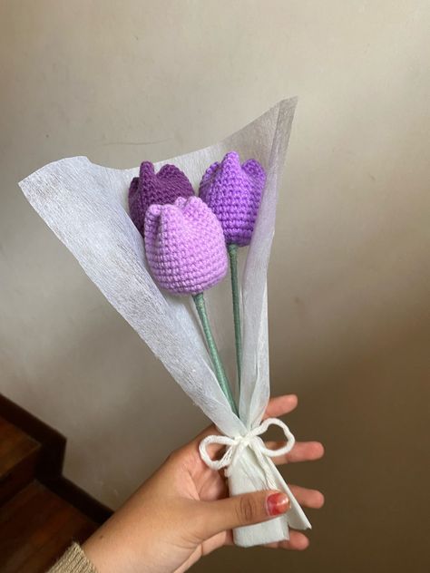 Tulips Crochet, Crochet Violet, Crochet Tulip, Crochet Purple, Purple Crochet, Purple Tulips, Fun Crochet, Fun Crochet Projects, Crochet Flowers