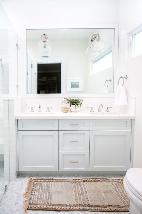 Who said you need to live on the beach to feel like you're on the coast? This home proves you can inject that summertime vibe without going on vacation. Bad Inspiration, Girls Bathroom, Life Ideas, Bathroom Renos, Kids Bathroom, Kids Bath, Bath Remodel, House Bathroom, Shower Design