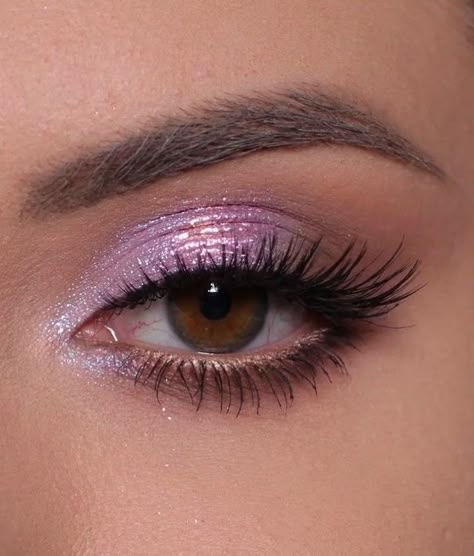 Tangled Wedding Makeup, Makeup For Lavender Dress, Purple Eyelook, Make Up Morado, Subtle Purple Eye Makeup, Eyeshadow Looks Hooded Eyes, Light Purple Eye Makeup, Makeup Lila, Lavender Eye Makeup