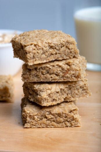 Starbucks Oatmeal Bars, Oat Bars Starbucks, Oat Bars Breakfast, Healthy Oats Snacks, Starbucks Oat Bar Recipe, Oat Desserts, Starbucks Oat Bars, Vegan Oat Bars, Healthy Oat Bars