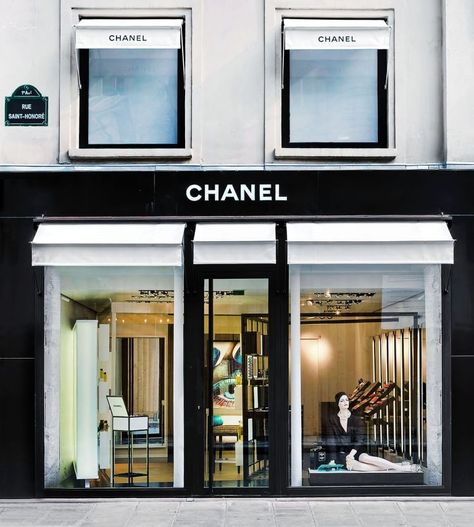 Shop Facade, Chanel Boutique, Chanel Store, Elderly Home, Shop House Ideas, Store Windows, Shop Fronts, Shop Front Design, Beauty Boutique