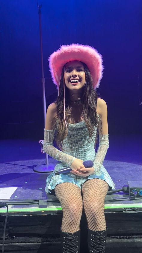 Olivia Rodrigo Pink Cowboy Hat, Singer Tour Outfits, Cowboy Hat Concert Outfit, Cowboy Hat Concert, Sour Concert Outfit, Oliva Rodrigo Concert Outfits, Olivia Rodrigo Sour Outfits, Olivia Rodrigo Cowboy Hat, Olivia Rodrigo Outfit Inspo Concert