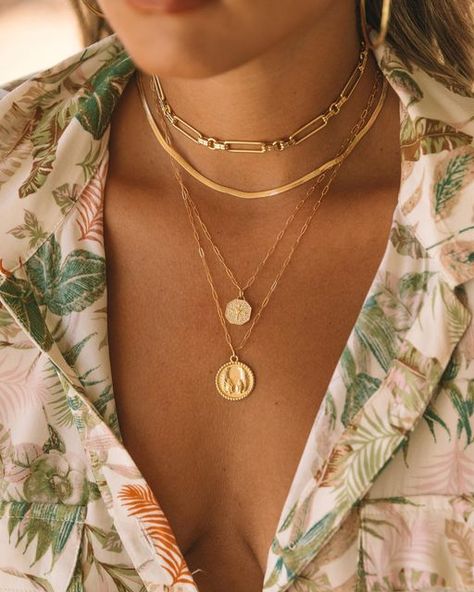 Gold Summer Jewelry, Random Products, Jewelry Knowledge, Gold Bride Jewelry, Charm Chain, Dope Jewelry, Jewelry Lookbook, Hand Jewelry, Bride Jewellery