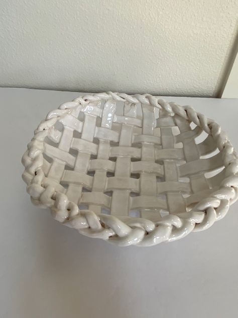 Woven Ceramic Bowl, Coil Projects Ceramics, Coil Handbuilding, Coil Bowls Ceramic, Woven Ceramics, Coil Ceramics Ideas, Woven Clay, Coil Pottery, Ceramic Sculpture Figurative