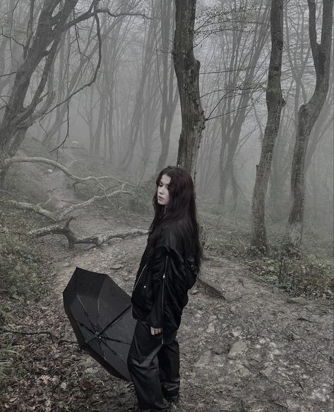 Goth Friends, Goth Cottagecore, Unique Senior Pictures, Casual Goth, She Walks In Beauty, Mysterious Girl, Grunge Girl, Goth Aesthetic, Skyfall