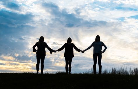 Silhouettes of three best Friends holding hands- tag your besties! Photo by Leeann Rae Pulchny Photography Three Besties Wallpaper, Three People Holding Hands, Best Friends Holding Hands, Bestie Wallpapers, Three Besties, Friends Holding Hands, Holding Hands Drawing, Besties Pictures, People Holding Hands