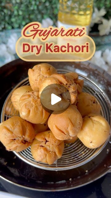 🧿Foodaffairs_by_dipika🧿 on Instagram: "Gujarati Dry Kachori: 1 bowl Maida 2 tbsp Sooji Salt to taste 2 tbsp Melted warm Ghee  Warm Water to make a dough  1 small Cinnamon stick 4 Cloves  4 Black pepper  1 tbsp Jeera 1 tbsp Fennel seed 1 tbsp Coriander seed 1/2 cup Fried Moong Daal 1/2 cup Bhatha ni kani (Spicy Gathiya) 1 tbsp Cashew  1 tbsp Raisin  1 tbsp Sesame seed 1/2 tsp Asafoetida  Salt to taste 1/2 tsp Black salt 1/2 tsp Turmeric  1 tsp Red Chilli powder  1 tsp Rajwadi Garam Masala 1 tsp Aamchur  2 to 3 tbsp Powdered Sugar 2 to 3 tbsp Tamarind pulp Krishiv Sunflower Oil @krishivoils for frying  . . . #drykachori #kachori #kachorirecipe #kachorichaat #kachoris #kachorilove #kachorilover #gujarati #gujaratis #gujaratifood #gujaratirecipes #gujaratireels #gujaratirecipe #dryfood #nast Dry Kachori Recipe, Kachori Recipe, Gujarati Food, Gujarati Kadhi Recipe, Gujarati Cuisine, Indian Appetizers, Gujarati Recipes, Indian Snack Recipes, Fennel Seeds