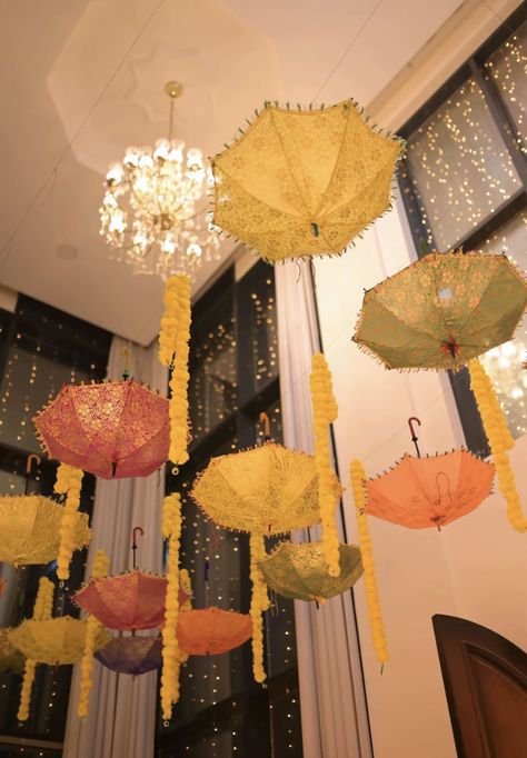 Evening Mehendi Decor, Indian Umbrella Decor, Jaggo Decor Ideas, Gaye Holud Decorations, Mehendi Event Decoration, Shaadi Wala Ghar Decoration, Home Dholki, Jago Decorations, Mayoon Decor