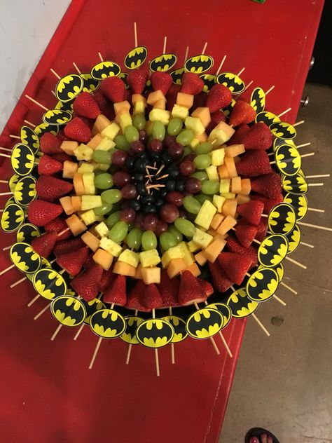 Batman fruit sticks Batman Fruit Tray, Superhero Fruit Tray, Batman Snacks For Party, Batman Food Ideas For Party, Batman Snacks, Batwheels Birthday, Batman Party Foods, Batman Food, Fruit Salad Ideas