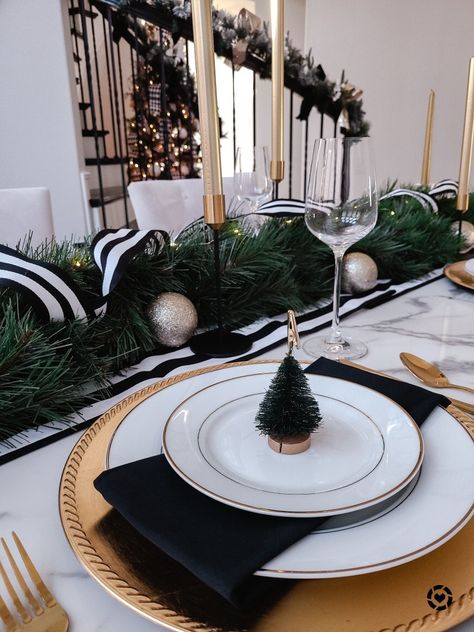 Christmas Dinner Table Decorations, Xmas Dinner Table, Dinner Table Decorations, Christmas Table Setting Ideas, Christmas Dinner Table Settings, Black Christmas Decorations, Table Setting Ideas, Christmas Table Setting, Christmas Dining Table