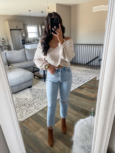 White Booties Outfit, Booties Outfit Fall, Straight Jeans Outfit, Shacket Outfit, Chelsea Boots Outfit, Ripped Jeans Outfit, Booties Outfit, Shower Outfits, Tiktok Outfits