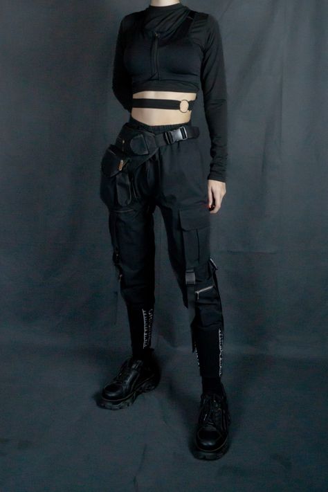 Assassin Core Outfit, Street Wear Techwear, Tech Streetwear Women, Assassin Outfit Modern, Tech Wear Women Aesthetic, All Black Combat Outfit, Summer Techwear Outfits Women, Woman Combat Outfit, Tough Outfits For Women