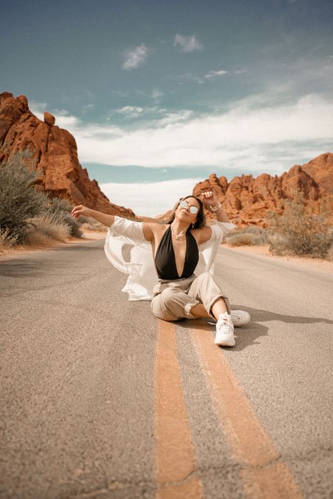 #photooftheday #photography #photoshootideas Grand Canyon Pictures, Desert Photoshoot Ideas, Christmas Instagram Pictures, Road Trip Photography, Desert Photoshoot, Dubai Desert Safari, Travel Photoshoot, Travel Pose, Arizona Photography