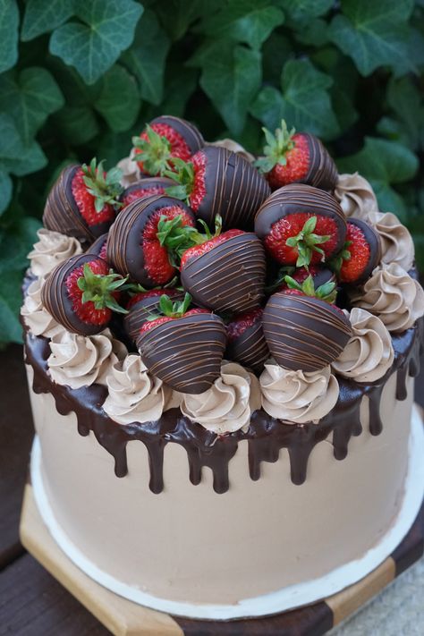 Chocolate Covered Strawberry Cake, Kue Macaroon, Chocolate Drip Cake, Pretty Birthday Cakes, Birthday Cake Decorating, Drip Cakes, Chocolate Covered Strawberries, Cake Decorating Tips, Food Cakes