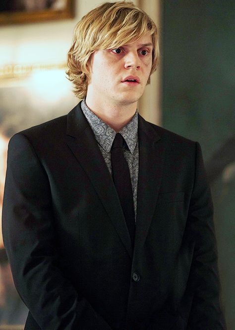 Evan Peters in Season 3 "Coven" Kyle Spencer, Evan Peters American Horror Story, Tate And Violet, American Horror Story 3, Ahs Coven, American Horror Story Seasons, American Horror Story Coven, Tate Langdon, Man In A Suit