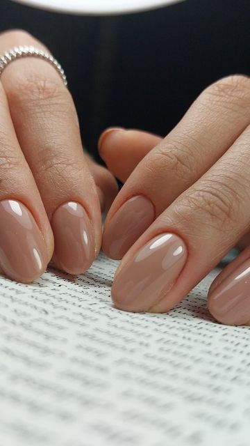 Nude Brown Nails Short, Dark Beige Nails, Short Beige Nails, Beige Short Nails, Beige Nails Ideas, Short Nails Brown, Nude Beige Nails, Nude Brown Nails, Dark Nude Nails