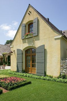 cool Colors of Provence...Yellow Stucco with Patina Green Windows and Shutters Check more at http://www.interiordesignnewideas.com/colors-of-provence-yellow-stucco-with-patina-green-windows-and-shutters.html Yellow Exterior House, Cottage Exterior Colors, Yellow House Exterior, Yellow Exterior, French Country Exterior, Exterior House Colors Stucco, French Exterior, Stucco Homes, Stucco Exterior