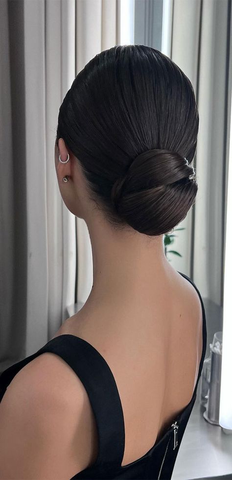 chic updo, hairstyle ideas, wedding hairstyle, 90s vibe updos, wedding updo, updos, trendy updos, bridal hairstyle, bridal updos, messy updo, simple updo, trendy messy updo, wedding hairstyle trends Messy Updo Wedding, Hairstyle 90s, Hair Low Bun, Updo Simple, Updos Bridal, Chic Updo, Bridal Updos, Hairstyle Bridal, Trendy Updos