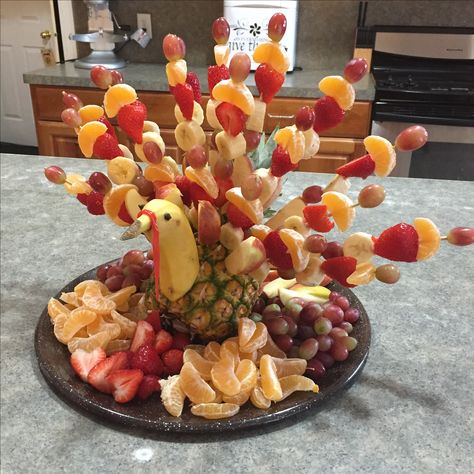 Creative Thanksgiving Recipes, Thanksgiving Food Crafts, Fruit Turkey, Thanksgiving Platter, Thanksgiving Fruit, Holiday Fruit, Thanksgiving Snacks, Thanksgiving Food Sides, Thanksgiving Appetizer Recipes