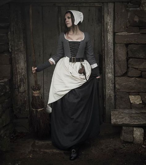 Historical Witch Outfit, Salem Witch Outfit, Salem Witch Trials Outfits, 1692 Fashion, Salem Witch Aesthetic, Salem Witch Trials Aesthetic, Salem Witch Costume, Wizarding Robes, Moody Photoshoot