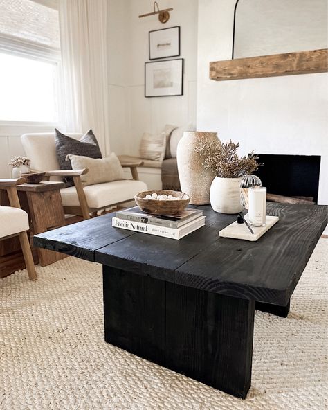 Modern Coffee Table Decor Ideas, Square Coffee Table Decor, Black Living Room Table, Coffee Table Centerpiece Ideas, Modern Coffee Table Decor, Sectional Coffee Table, Coffee Table Decor Ideas, Table Centerpiece Ideas, Books Nature