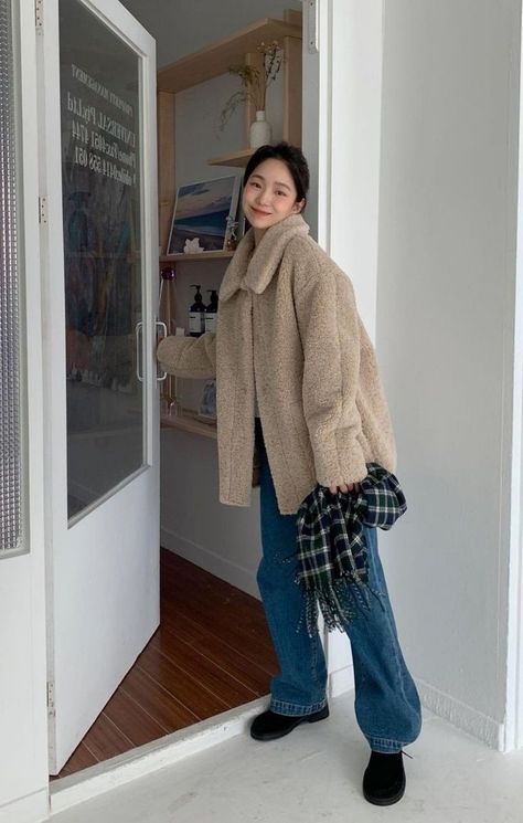 Korean Outfits Winter, Fluffy Jacket Outfit, Beige Jacket Outfit, Beige Sweater Outfit, Milk Aesthetic, Kfashion Ulzzang, Winter Outfits Korean, Korean Winter Outfits, Outfits Minimal