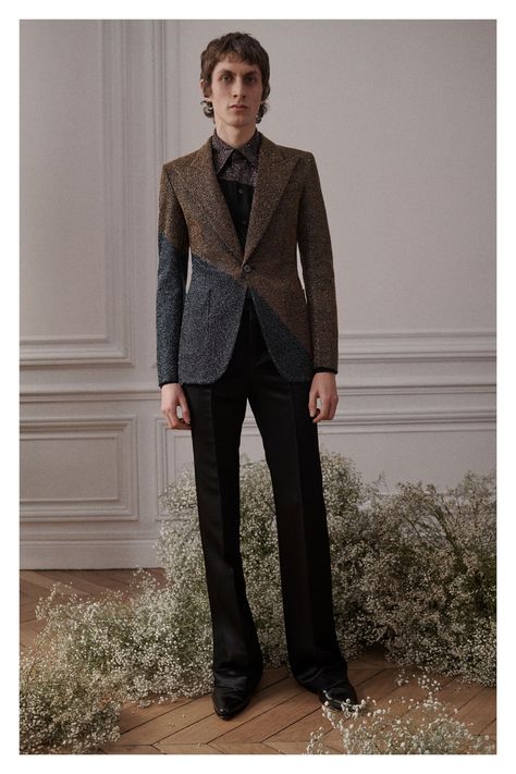 Givenchy Fall 2019 Menswear collection, runway looks, beauty, models, and reviews. Givenchy Suit, Runway Aesthetic, Givenchy Men, Givenchy Man, Givenchy Paris, Male Fashion Trends, Menswear Fashion, Mens Fall, Menswear Collection