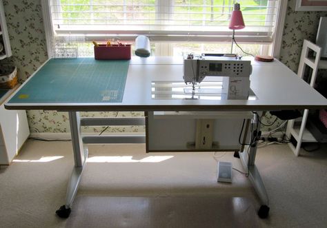 Sewing Machine Table Diy, Diy Sewing Table, Sewing Room Furniture, Sewing Room Inspiration, Sewing Machine Tables, Sewing Spaces, Sewing Machine Table, Sewing Room Design, Sewing Cabinet