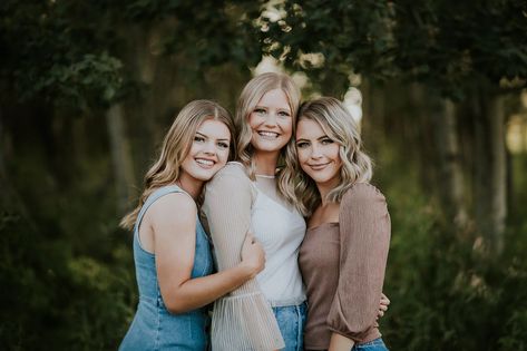 Sister Picture Poses, Older Sibling Poses, Adult Sibling Photography, Sibling Photography Poses, Mother Daughter Poses, Sibling Photo Shoots, Daughter Photo Ideas, Mother Daughter Pictures, Group Picture Poses