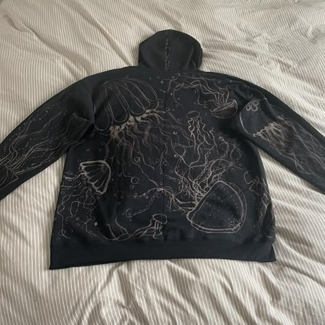 Diy Bleach Hoodie Design, Bleach Hoodie Ideas, Bleach Hoodie Designs, Stained Clothes, Bleach Designs, Paint Clothes, Embroidery Jeans Diy, Bleaching Clothes, Bleach Hoodie