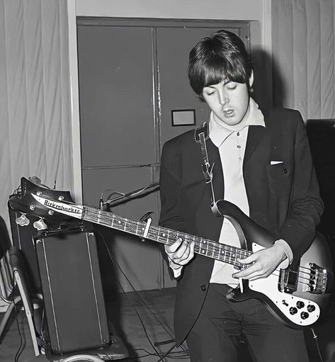 Rickenbacker Bass, Beatles Guitar, Paul Mccartney And Wings, George Martin, Rubber Soul, Beatles Photos, Bass Players, Bass Guitarist, Beatles Pictures