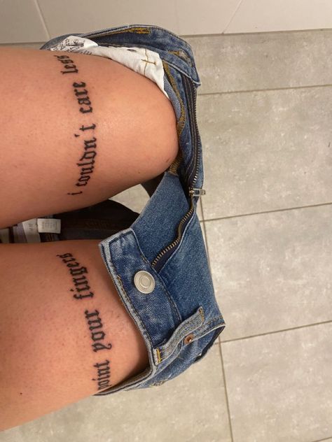 Tattoos have become more than just body art—they’re a form of self-expression, storytelling, and even motivation. One particular tattoo trend that has gained popularity is over-the-knee word tattoos. Whether you’re looking for a small, simple word or an intricate phrase, the area above the knee offers a prime spot for a tattoo that stands out. From meaningful quotes to minimalist designs, over-the-knee tattoos can be personalized to reflect who you are, your values, or your journey. In this guid Baddie Knee Tattoo, Tattoo Word Ideas, Old English Font Tattoo, Over The Knee Tattoo, Leg Tattoos Aesthetic, Fearless Tattoo, The Knee Tattoo, Thigh Tattoo Quotes, Indian Feather Tattoos