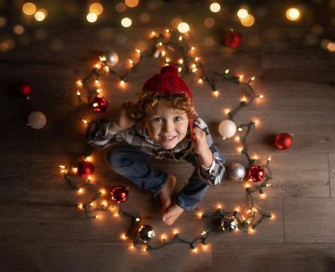 Christmas Pics At Home, At Home Christmas Photoshoot Kids, Children Christmas Photos, Christmas Photoshoot Backdrop, Toddler Christmas Pictures, Toddler Christmas Photos, Christmas Photoshoot Kids, Outdoor Christmas Photos, Diy Christmas Photoshoot