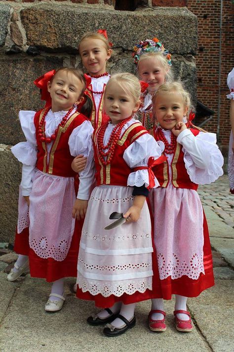 Polish Traditional Costume, Polish Clothing, Polish Traditions, Costumes Around The World, Polish Folk Art, Kids Around The World, National Dress, Folk Dresses, We Are The World